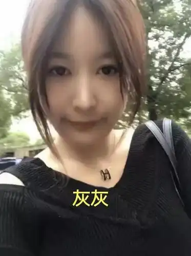 张大仙前女友灰灰全网找工作,分手所获财产败光,只好微博蹭热度