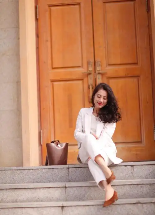 40岁女人更要优雅的穿搭,这几种春季精致的搭配,时髦减龄又洋气