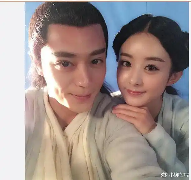 赵丽颖和男明星合影,前几张规规矩矩,唯独跟他合影笑得很甜