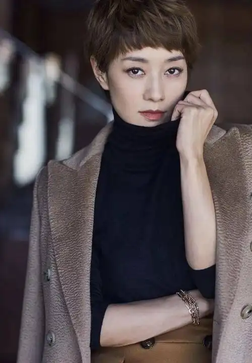 43岁的马伊琍变得更有魅力,时尚蓝配小黑裤,那自信的笑容真美