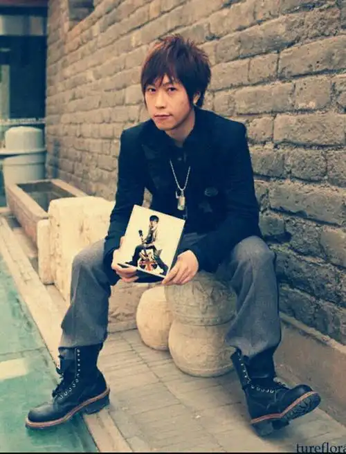 我犯花痴了特别喜欢五月天阿信 他太萌了也特别可爱