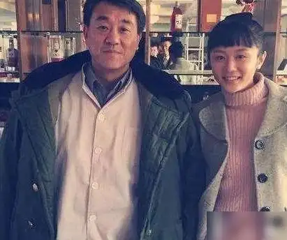 何冰37岁走红1998年李海洋倒贴5000块钱办婚礼白捡了个老婆