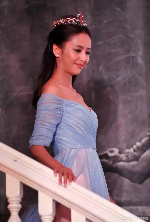 佟丽娅舞动女性力量,打破年龄束缚,惊艳全场!