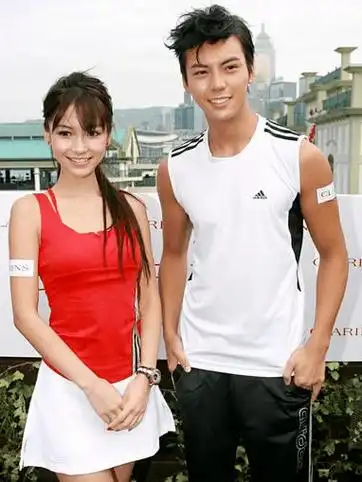 登上外刊杂志封面的杨颖有了新称号_黄晓明_事业_黄百鸣