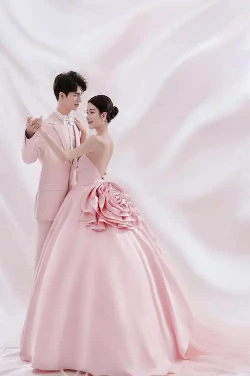 修图师大鹿的婚纱摄影作品《粉色高定》