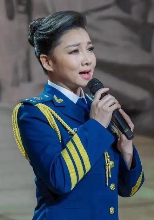 身材丰满的军旅歌唱家华丽转身,最后成为了北京电影学院教授