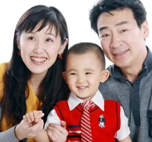 娱乐圈中有不少忘年恋,却总是会被大家怀疑是否是真爱,很多人都对这种