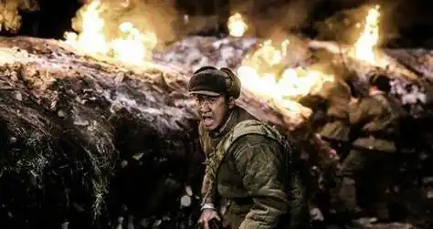 《金刚川》背后的英雄,敌机投弹700枚炸桥,他带队75