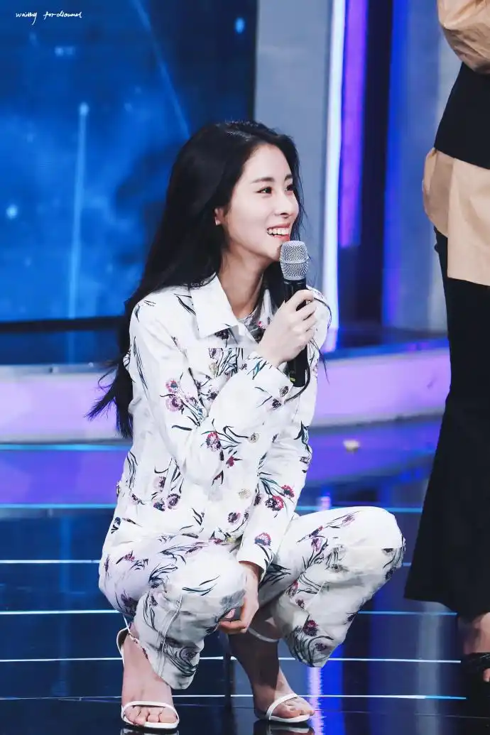 张碧晨穿白色印花套装录制节目肤白貌美,蹲在地上笑得好开心