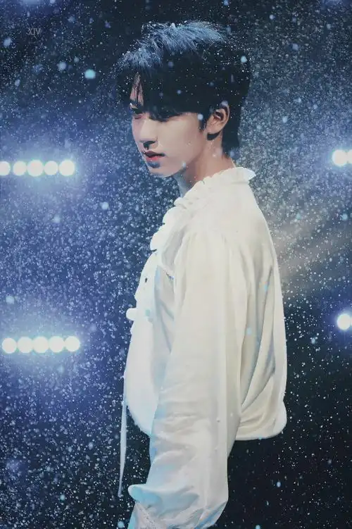 贺峻霖音乐分享会初雪饭拍##贺峻霖翻唱阳光彩虹小白马舞台