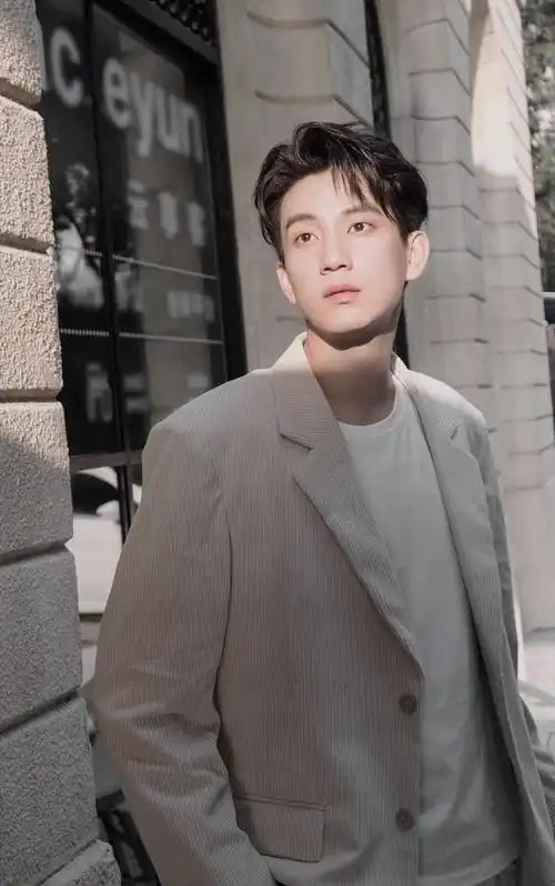 王子奇,1996年2月出生于浙江,中国内地影视男演员,毕业于北京电影学院