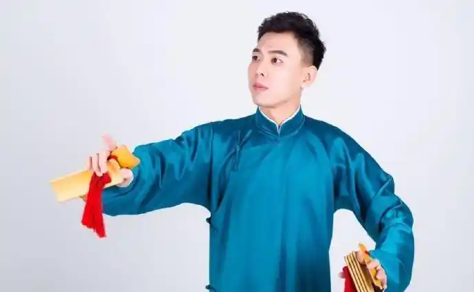 曾经登上过舞台的相声演员董建春,就被人爆料他的妻子于婚内不忠诚