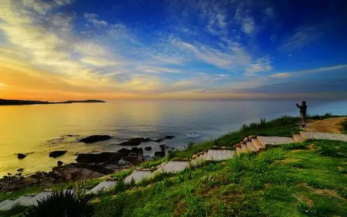 本片摄于青岛夏日清晨的海边