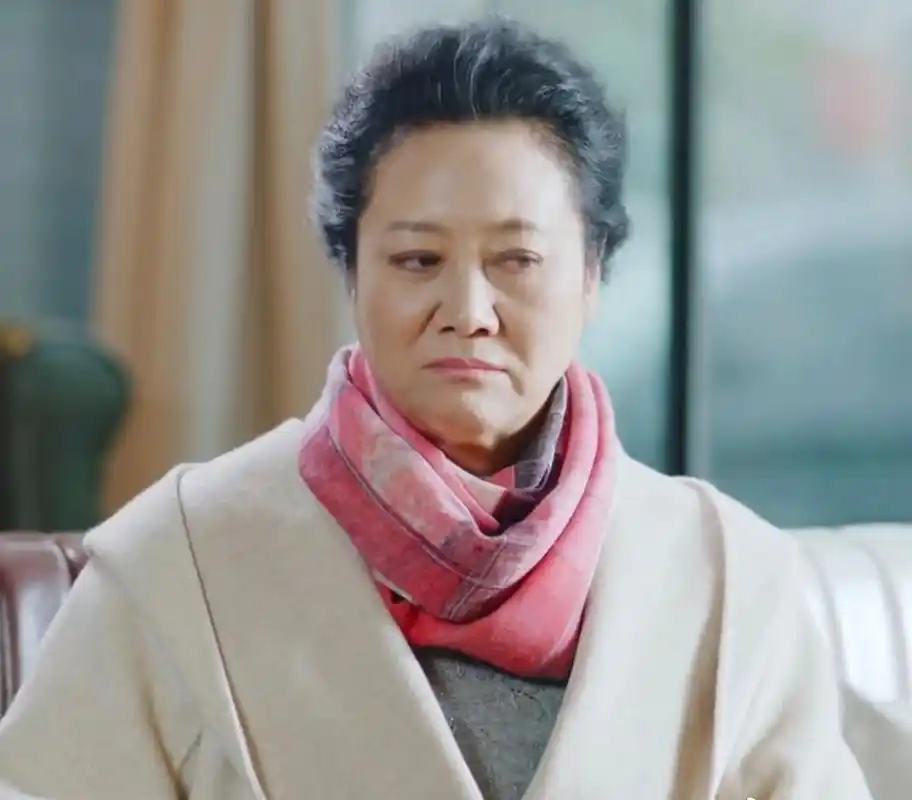 王丽云70寿,前夫现身,眼神宠溺,玫瑰花夺镜,茅台引热议