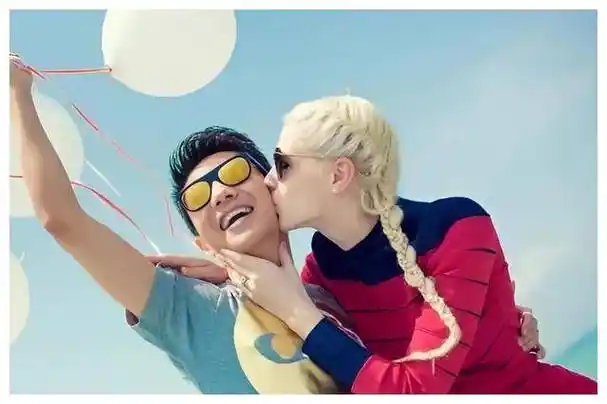 撒贝宁携妻子穿上汉服演绎红色襦裙美艳风姿气质古典飘逸