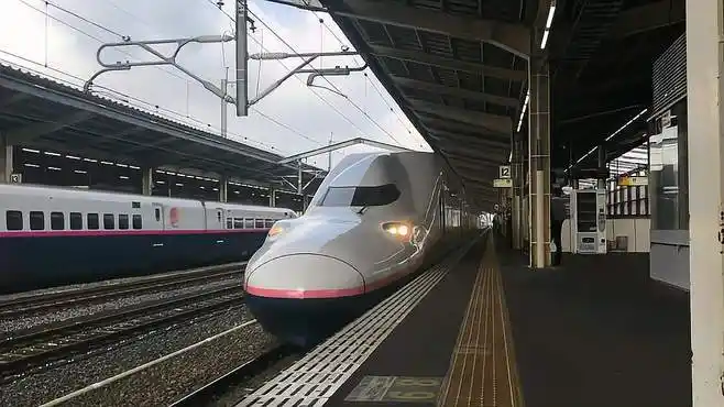 哇哦,退休前的扁头巨无霸乔津新干线e4系列到达熊谷站