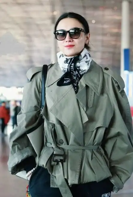 宋佳机场亮相潮流工装装扮引发热议