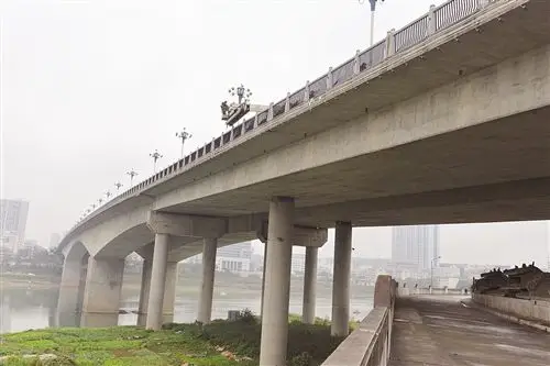 目前正在检测的葫芦鼎大桥 记者 梁枫 摄