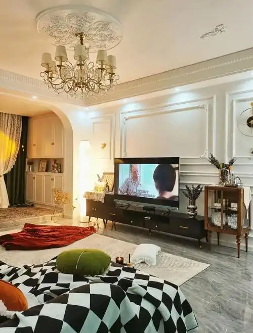 吊顶或者石膏板走边,重点是搭配石膏线 内嵌射灯,装出大户人家的效果