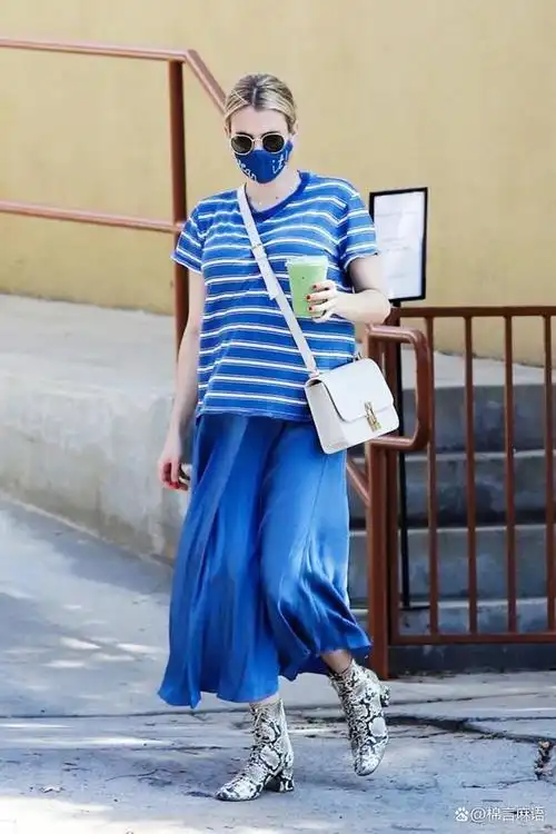 很多颜色的裤子搭配出妥妥的高级感来,比如,浅蓝色t恤搭配黑色修身裤