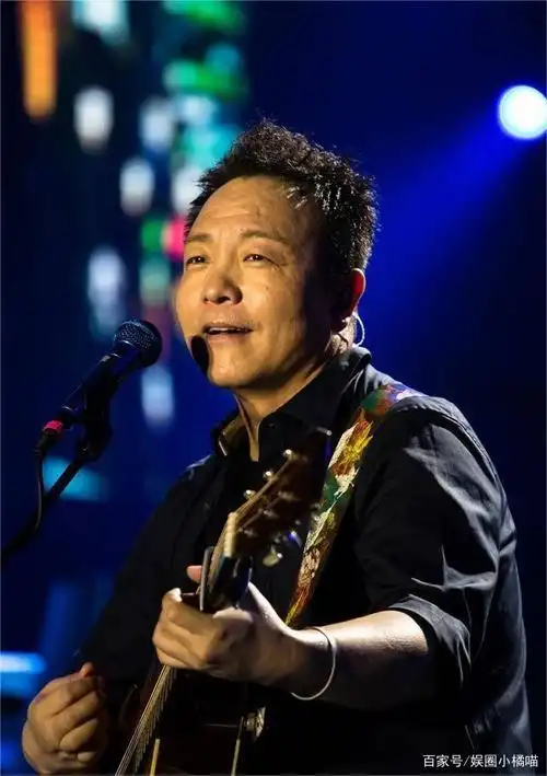 音乐少年许巍最穷时卖歌一块钱成名后仍坚守本心