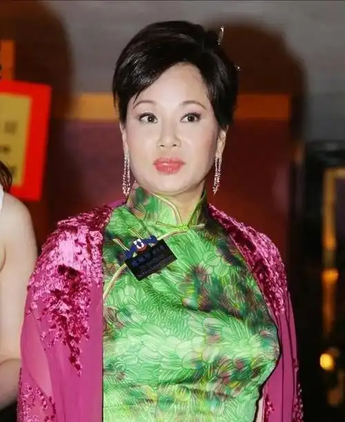 看完赌王三太太陈婉珍年轻时候的照片,怪不得赌王何鸿燊心动了