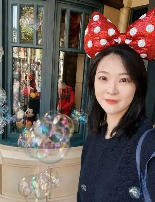 惠若琪一家游玩,买60元一根冰淇淋摆拍,学霸老公拎包抱娃超贴心_女儿