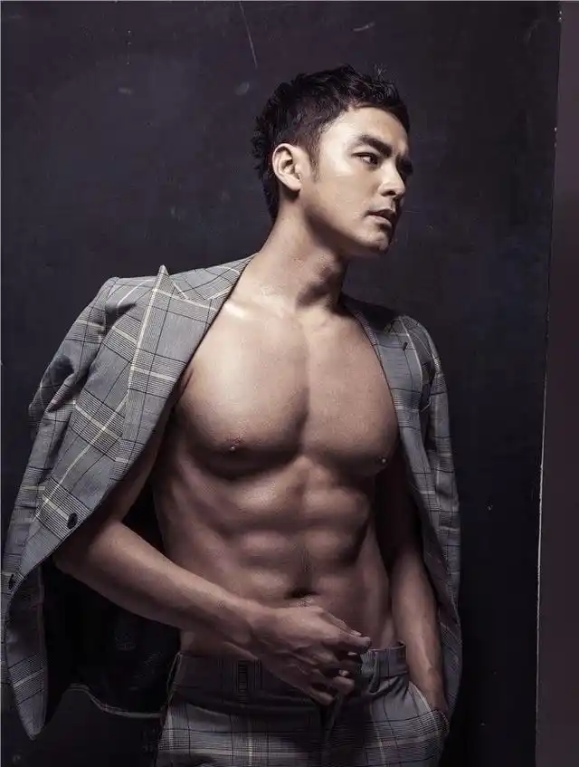 明道的身材非常好,腹肌有8块!