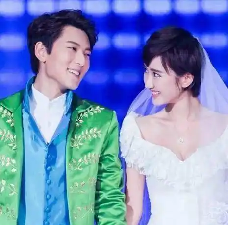 毛晓彤的故事:出生就被亲生父亲扔垃圾堆,目睹前男友不忠诚_母亲_女儿