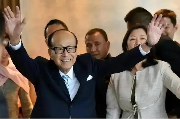 今天我们要说的这个人,她既是富二代也是最牛的富三代.