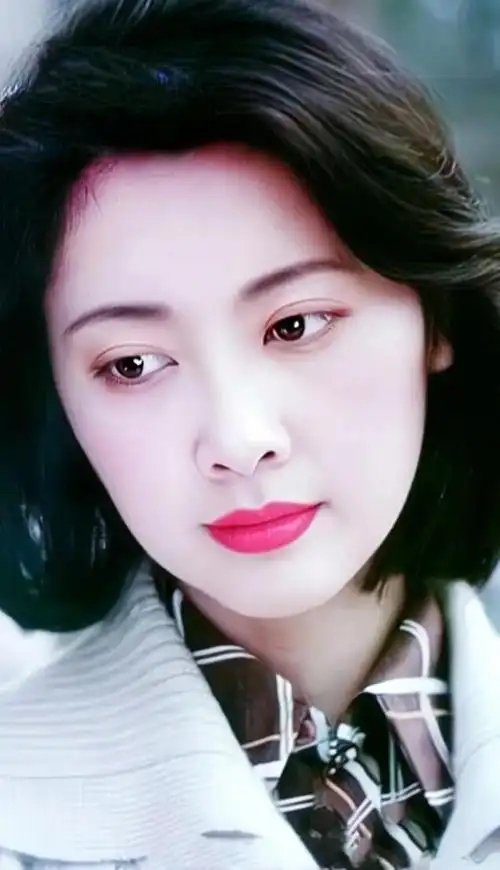 15张清晰的照片,见证了第一美女朱琳不同年龄段的美