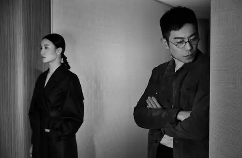 朱亚文宋佳合体拍大片 黑白胶片质感烘托电影氛围