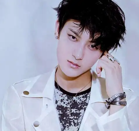 【图】细扒黄子韬有几块腹肌 素颜照流出网友吓哭