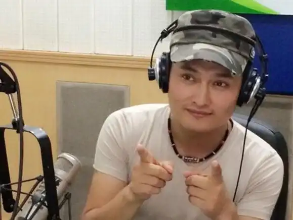 回顾歌手云飞放弃家庭去支教成名后与妻子离婚今娶古典女神