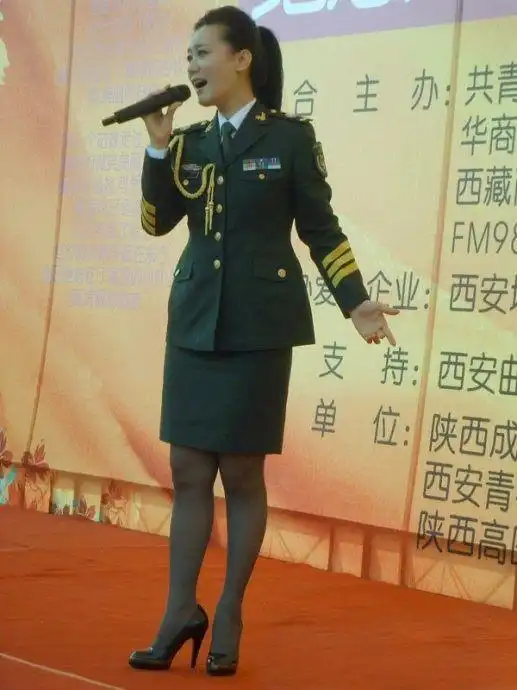军旅歌星谭晶,军装英姿飒爽