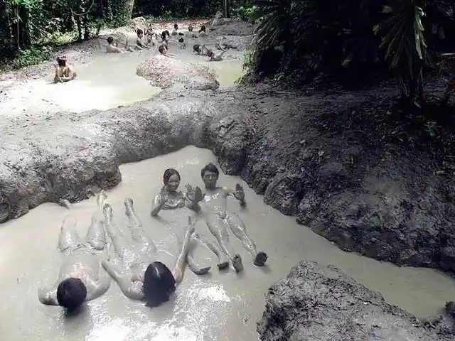 越南最"火"的泥巴温泉,池水里全是泥,为何女人还喜欢往里跳?