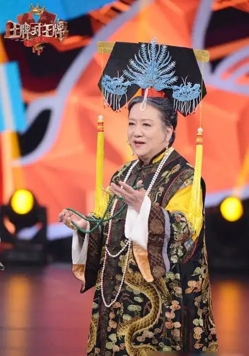 节目中当老佛爷的扮演者赵敏芬从幕后缓缓走来,看到这一幕大家落泪