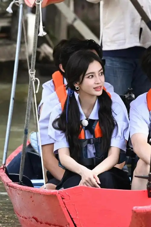 angelababy奔跑吧校服剧照##奔跑吧