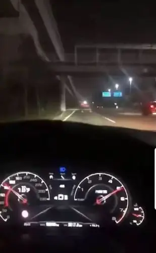 广东靓仔大半夜开宝马在街上飙车还录视频发网上真是不作不死