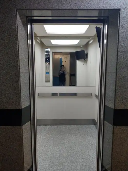 电梯厢内装潢及天井.地板更新工程