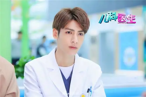 组图:《儿科医生》热播 罗云熙孙铱塑造儿科医生形象