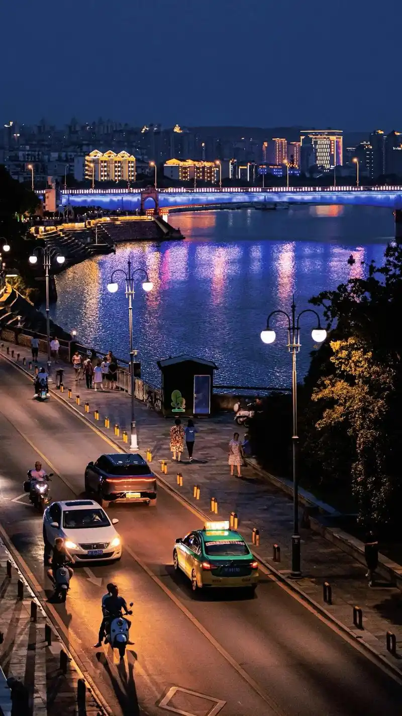 "北街夜景,襄阳夏天独有的浪漫"#湖北襄阳 #文旅襄阳 #图 - 抖音