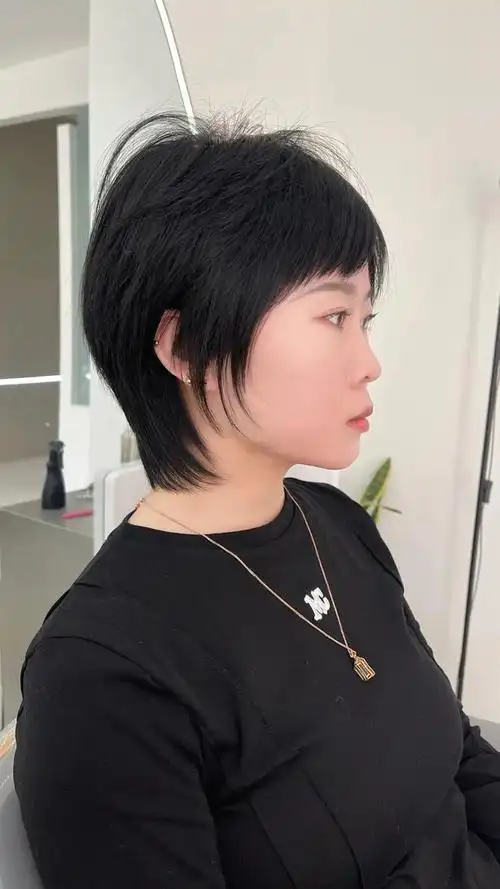 "层次短发"是一种流行的短发发型,它通常是在头发的不同层次上进行