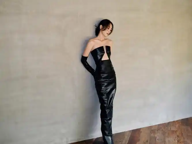 童瑶超话演员@童瑶即将出席2023#elle风尚大典#,一身黑皮裙展现先锋