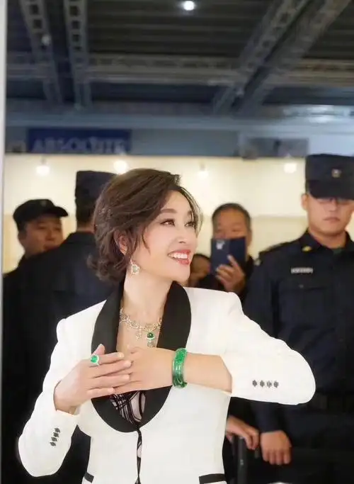 她爱翡翠人尽皆知无论是颁奖礼还是名人访谈无论是休闲度假还是锻炼