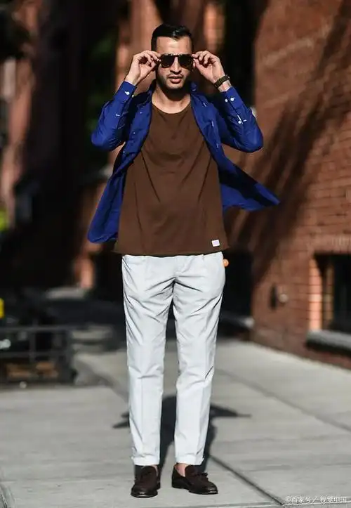 随着年龄的增长,中年男士的穿衣风格也需要做出相应的调整,更注重舒适