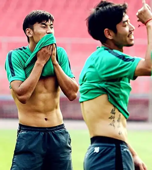 虽然停球10米,但他不是白斩鸡,肌肉国足一流水平