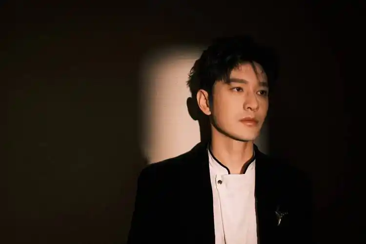 黄晓明献唱大湾区晚会 穿黑西装侧颜棱角分明