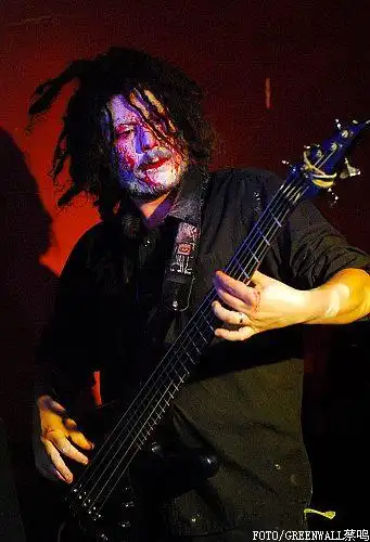 零壹乐队吉他手赵峰在演出现场主唱李难带病上场台风依旧凶悍