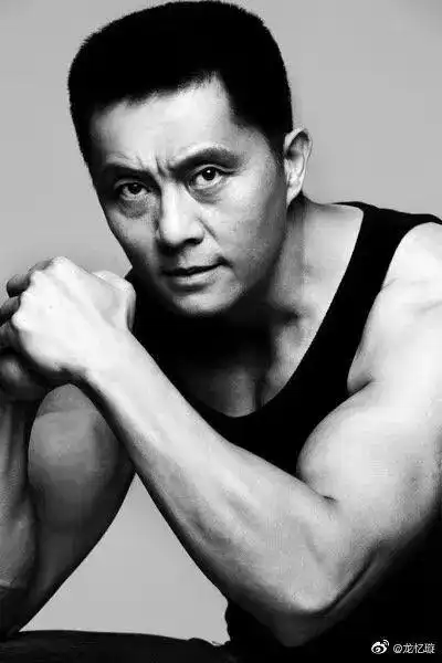 男配角常戎,跟于荣光一样,科班打星出身.